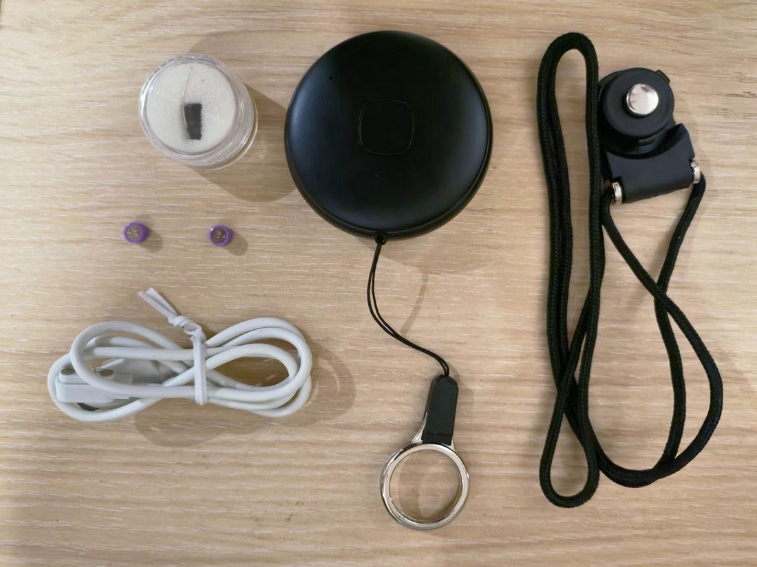El paquete incluye auricular espía con llavero.
