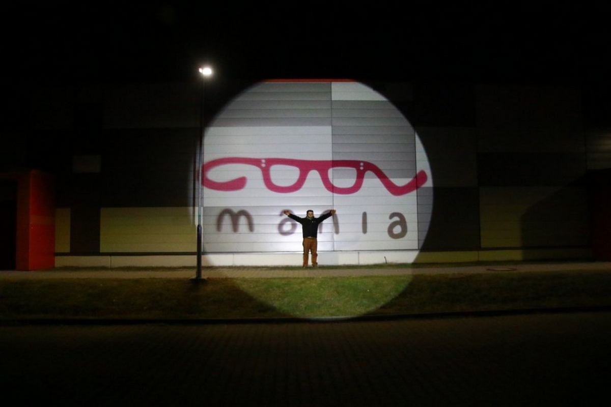 Proyectores GOBO: proyección de logotipos en la pared de un edificio